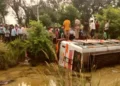 छात्रों से भरी स्कूल बस बाइक के टकराकर पलटी; पिता-पुत्र की मौत, कई बच्चे घायल…