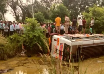 छात्रों से भरी स्कूल बस बाइक के टकराकर पलटी; पिता-पुत्र की मौत, कई बच्चे घायल…