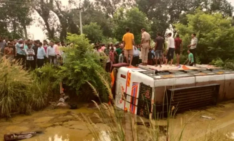 छात्रों से भरी स्कूल बस बाइक के टकराकर पलटी; पिता-पुत्र की मौत, कई बच्चे घायल…