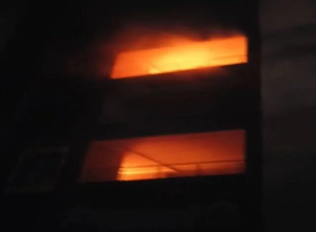 रायपुर में हादसा तीसरी मंजिल पर धुएं से मचा हड़कंप, बंद लिफ्ट में फंसे लोग पढ़े पूरी खबर