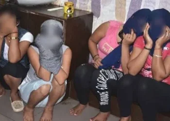 सेक्स रैकेट का पर्दाफाश; पहले लड़कियों को बुलाती थी इस बहाने, फिर करवाती थी जिस्मफ़रोसी का धंधा… पकड़ी गई युवतियाें का बंगलादेश से कनेक्शन…