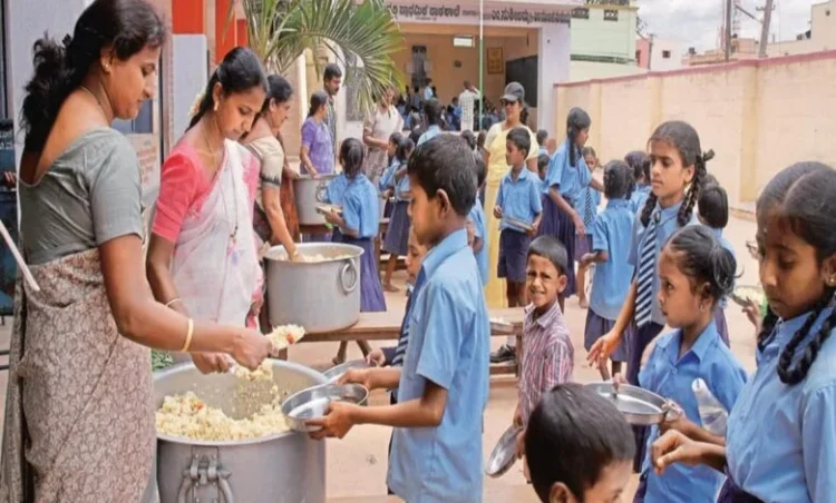 छत्तीसगढ़ सरकार का बड़ा फैसला, पहले टीचर चखेंगे मिड-डे मील फिर खाएंगे बच्चे.. आदेश जारी