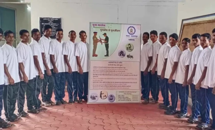 छत्तीसगढ़ में सुरक्षाबलों को मिली बड़ी सफलता;16 नक्सलियों ने किया आत्मसमर्पण, मुख्य धारा में जुड़ने की ली शपथ…