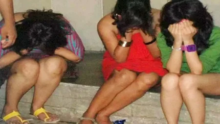 कंप्यूटर सेंटर के नाम पर चल रहा था सेक्स रैकेट का धंधा, पुलिस ने 9 युवतियों सहित 13 लोगों को संदिग्ध हालत में पकड़ा