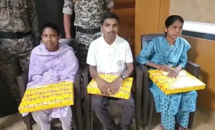 छत्तीसगढ़ में सुरक्षाबलों को मिली बड़ी सफलता, 1-1 लाख के इनामी 3 नक्सलियों ने किया आत्मसमर्पण…