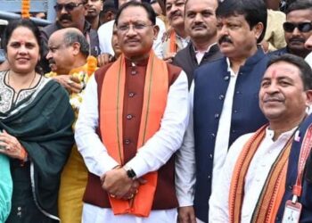 मुख्यमंत्री विष्णुदेव साय ने राष्ट्रपिता महात्मा गांधी और पूर्व प्रधानमंत्री श्री लाल बहादुर शास्त्री की प्रतिमा पर किया माल्यार्पण