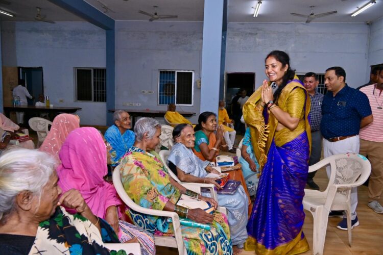 मंत्री श्रीमती लक्ष्मी राजवाड़े ने बुजुर्गों संग मनाई दीवाली