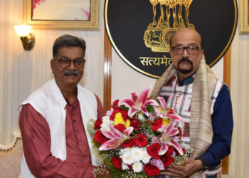 राज्यपाल रमेन डेका से छत्तीसगढ़ विधानसभा के नेता प्रतिपक्ष डॉ. महंत ने सौजन्य भेंट की