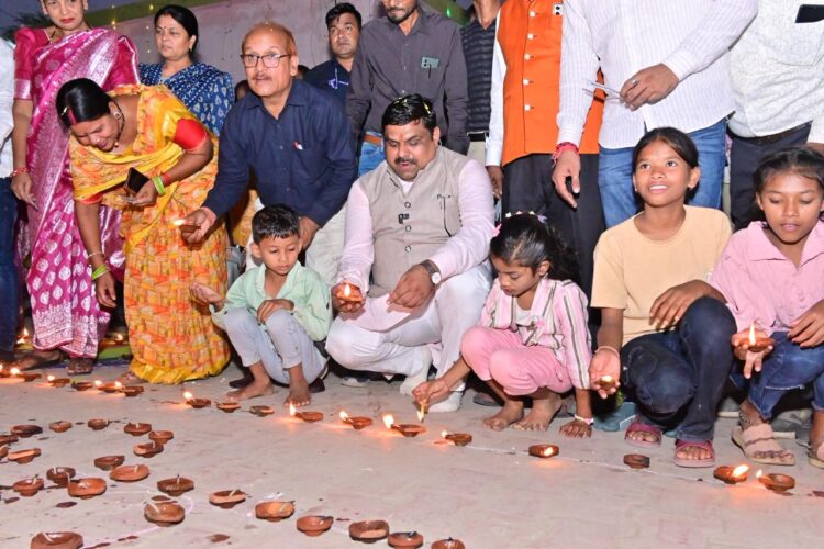 शिक्षा मंत्री गजेन्द्र यादव ने बच्चों संग “विष्णु के दिया”  कार्यक्रम में मनाई दीपावली — शिक्षा, संस्कृति और आनंद का संगम
