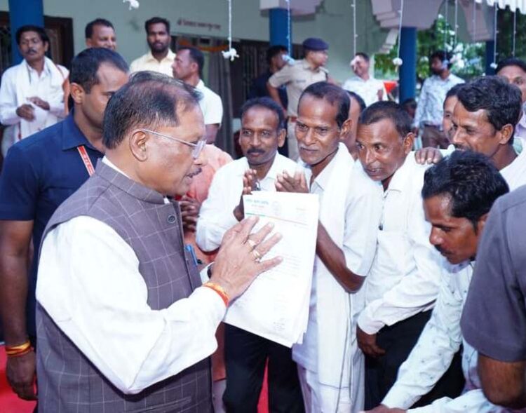 मुख्यमंत्री विष्णु देव साय को दीपपर्व की शुभकामनाएं देने बगिया में लगा रहा तांता