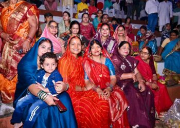 मंत्री श्रीमती लक्ष्मी राजवाड़े ने , सूर्यदेव को अर्पित किया संध्या अर्घ्य