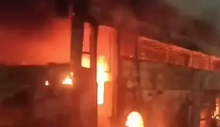 एक्सप्रेस-वे पर AC बस में लगी भीषण आग, 70 यात्रियों थे सवार…