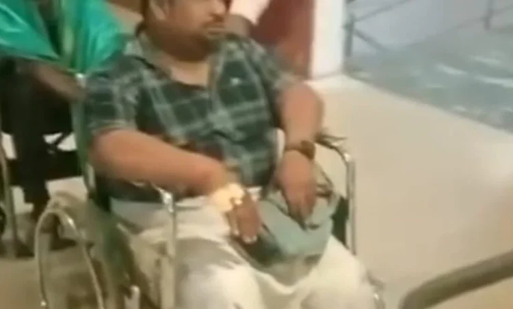 राजनीति चमकाने पहुंचे मजदूर नेता पिंटू सिंह को पुलिस ने थाने से बाहर निकाला,पहले भी माफी मांगकर बच चुका है फिर से चालू की दलाली करना