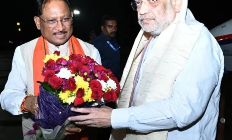 केंद्रीय गृह मंत्री अमित शाह का मुख्यमंत्री विष्णुदेव साय ने स्वामी विवेकानंद विमानतल पर किया आत्मीय स्वागत