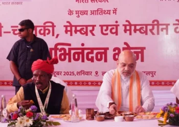 केन्द्रीय गृहमंत्री अमित शाह मांझी-चालकी के साथ अभिनन्दन भोज में हुए शामिल