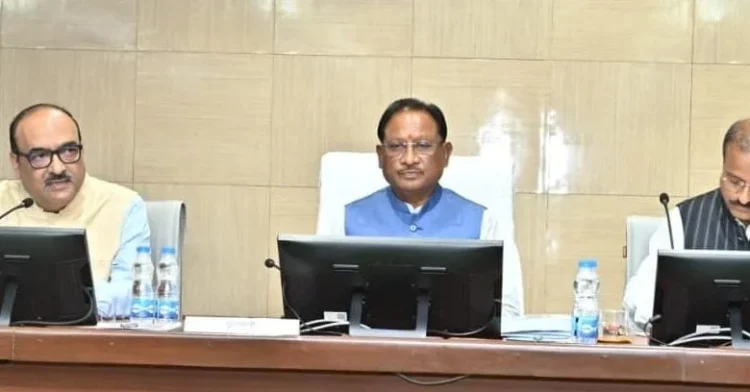 मुख्यमंत्री शासकीय योजनाओं के क्रियान्वयन की कर रहे हैं गहन समीक्षा