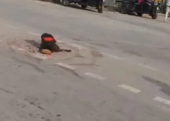 रायगढ़ में बीच सड़क पर इंसानी पुतले का कटा सिर, VIDEO वायरल — नारियल भी चढ़ाया, लोगों ने की ऐसी मांग पढ़े पूरी खबर.