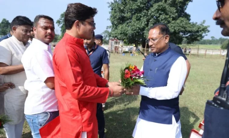 मुख्यमंत्री विष्णुदेव साय लैलूंगा के सिरकीनारा स्कूल ग्राउण्ड हेलीपैड पहुंचे, किया गया आत्मीय स्वागत