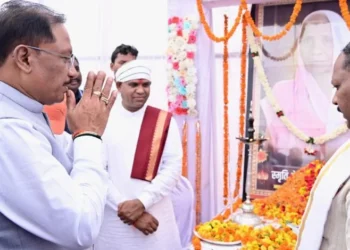 मुख्यमंत्री विष्णु देव साय ने दिवंगत चन्दन बाई जी को दी श्रद्धांजलि:शोक संतप्त परिवार से मिलकर व्यक्त की संवेदना