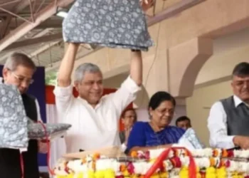 अब ट्रेनों में कवर वाले कंबल के साथ होगा आरामदायक सफर, रेलवे ने यहां से की नई शुरुआत…