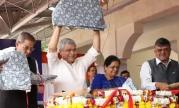 अब ट्रेनों में कवर वाले कंबल के साथ होगा आरामदायक सफर, रेलवे ने यहां से की नई शुरुआत…