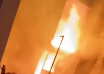 तीन मंजिला इमारत में लगी भीषण आग, मची अफरातफरी, आठ गाड़ियो ने 4 घंटे में काबू पाया…