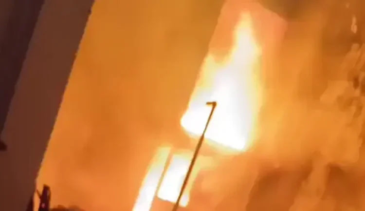 तीन मंजिला इमारत में लगी भीषण आग, मची अफरातफरी, आठ गाड़ियो ने 4 घंटे में काबू पाया…