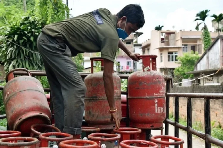 महंगाई से महीने की शुरुवात! बढ़ गए LPG सिलेंडर के दाम, अब इतनी चुकानी होगी कीमत?