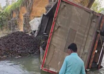 छत्तीसगढ़ में भीषण सड़क हादसा; हाइवा और बस की हुई आमने-सामने टक्कर से चालक की मौत, एक की हालत गंभीर