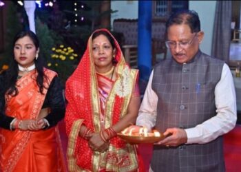 सीएम साय ने गृह ग्राम बगिया में परिवार के साथ मनाई दिवाली, प्रदेशवासियों को भी दी शुभकामनाएं