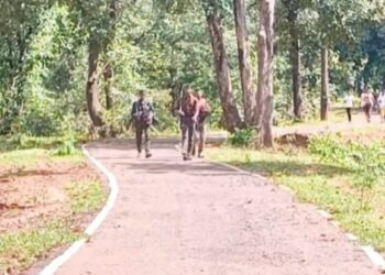 कांकेर में 18 हथियारों के साथ 21 नक्सलियों ने किया आत्मसमर्पण