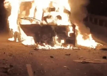 भीषण सड़क हादसा; 2 कारों की जोरदार टक्कर से 4 लोग जिंदा जले..