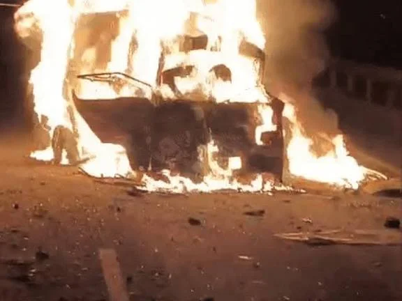 भीषण सड़क हादसा; 2 कारों की जोरदार टक्कर से 4 लोग जिंदा जले..