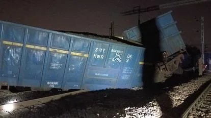 मालगाड़ी के 12 डिब्बे पटरी से उतरे; यातायात बाधित, घंटों तक फंसे रहे यात्री…