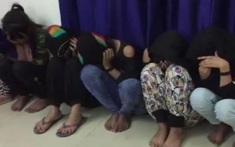 सेक्स रैकेट का भंडाफोड़, विदेशों तक फैला जिस्मफरोशी का धंधा, संचालक गिरफ्तार..