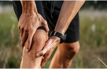 यूरिक एसिड बढ़ने से शरीर में दिखते है ये लक्षण; चलना हो जाता है मुश्किल, जानें कैसे करें अपना बचाव?