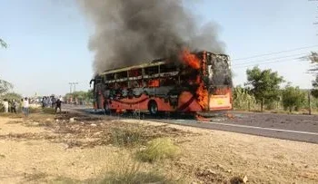 बड़ा हादसा; सवारियों से भरी बस में आग लगने से 15 लोगों की दर्दनाक मौत…
