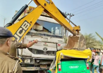 भीषण सड़क हादसा; ट्रक और ऑटो-रिक्शा की टक्कर से 5 लोगों की दर्दनाक मौत