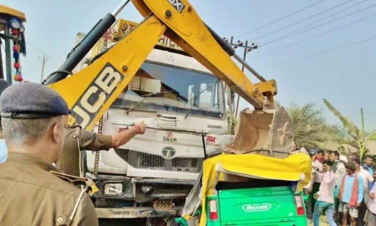भीषण सड़क हादसा; ट्रक और ऑटो-रिक्शा की टक्कर से 5 लोगों की दर्दनाक मौत