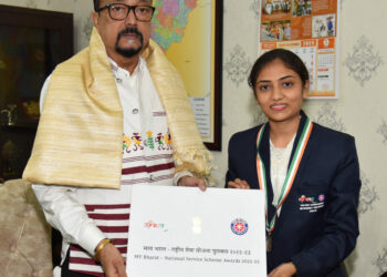 राष्ट्रपति पुरस्कार से सम्मानित एनएसएस की छात्रा लेखनी साहू ने राज्यपाल से की सौजन्य भेंट