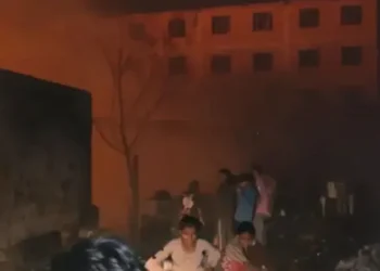 आधी रात बस्ती में लगी भीषण आग, 500 झुग्गियां जलकर राख, कई लोगों की मौत की आशंका