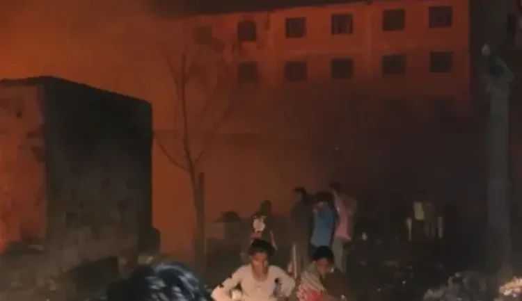 आधी रात बस्ती में लगी भीषण आग, 500 झुग्गियां जलकर राख, कई लोगों की मौत की आशंका