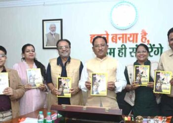 मुख्यमंत्री ने किया श्री शंकर पांडे की पुस्तक ‘छत्तीसगढ़ अतीत से अब तक’ का विमोचन