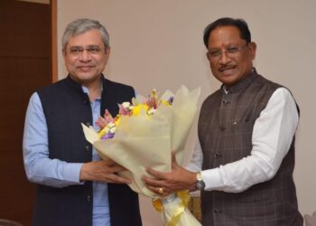 मुख्यमंत्री विष्णुदेव साय ने केंद्रीय रेल मंत्री अश्विनी वैष्णव से की सौजन्य मुलाकात