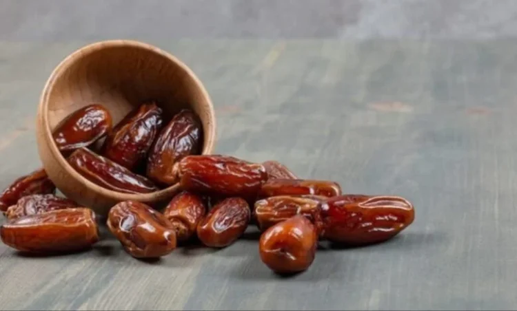 खजूर का सेवन करने से शरीर को मिलते हैं ये 6 बड़े फायदे, डाइट में जरूर करें शामिल