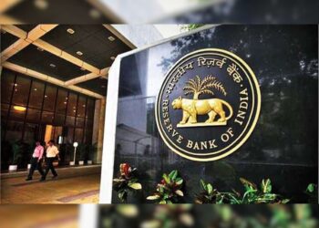 RBI का इस बैंक पर लगाया प्रतिबंध, कहीं इसमें आपका खाता तो नहीं? जानिए ग्राहकों के जमा पैसों का क्या होगा