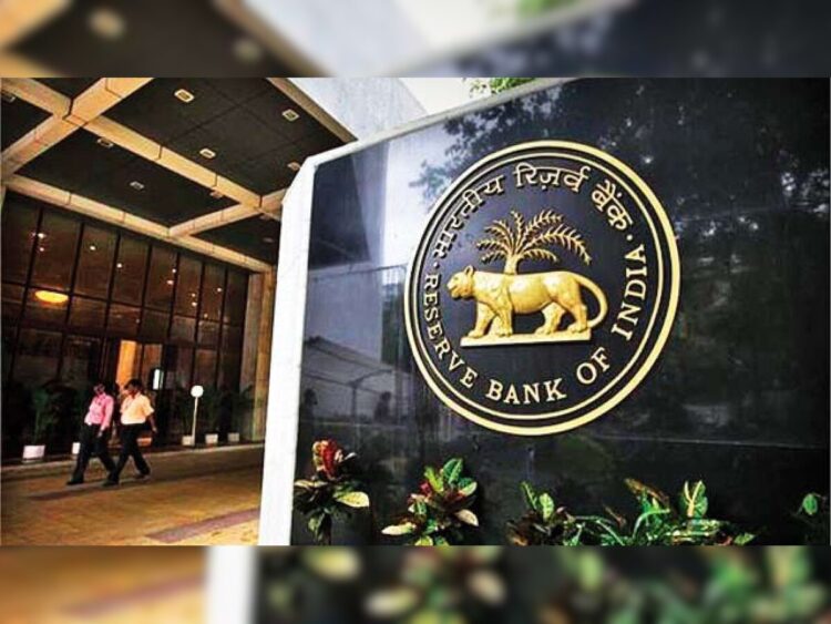 RBI का इस बैंक पर लगाया प्रतिबंध, कहीं इसमें आपका खाता तो नहीं? जानिए ग्राहकों के जमा पैसों का क्या होगा