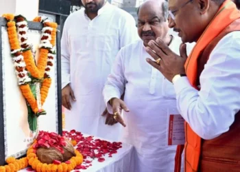 मुख्यमंत्री ने छत्तीसगढ़ महतारी की प्रतिमा पर माल्यार्पण कर उन्हें नमन किया