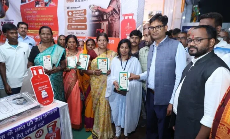 राज्योत्सव समारोह में वित्त मंत्री ओ.पी.चौधरी ने विभिन्न विभागों के स्टालों का किया अवलोकन