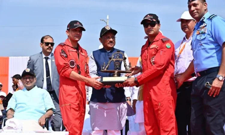 राज्योत्सव पर वायु सेना की टीम का रोमांचक एयर शो, सेंध जलाशय के ऊपर आसमां में गूंजा ‘जय जोहार’ और ‘छत्तीसगढ़िया सबले बढ़िया’